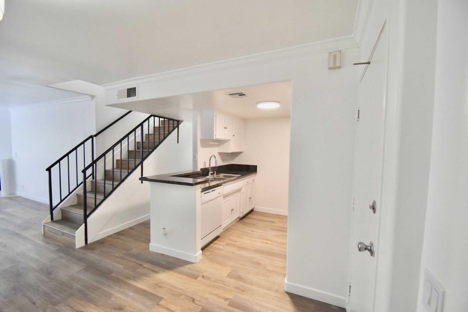 Building Photo - 6041 Fulton Ave