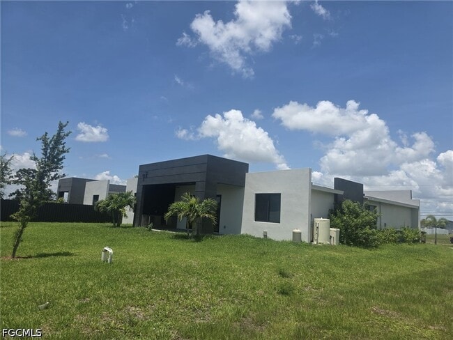 Building Photo - 1220 Chiquita Blvd N