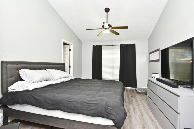 Building Photo - Charming 3/2 home 32825