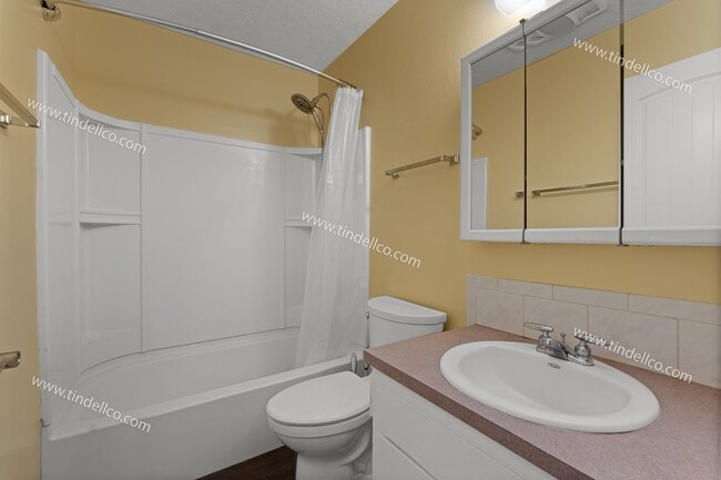 Building Photo - Cozy 2-Bedroom Duplex with Water/Sewer/Garbage & Lawncare  Included!
