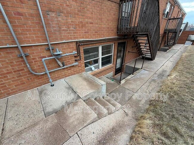 Building Photo - 700 W 1st Ave