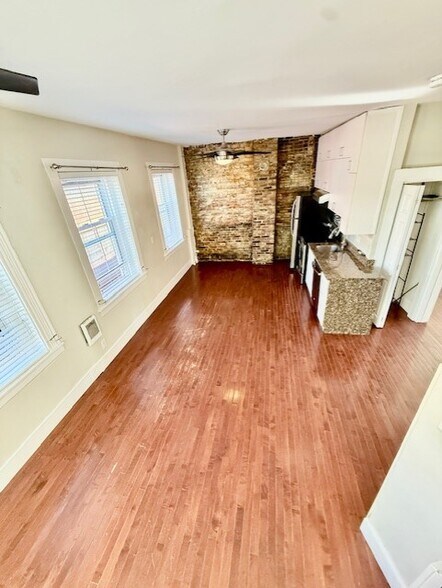 Building Photo - 164 Prince St