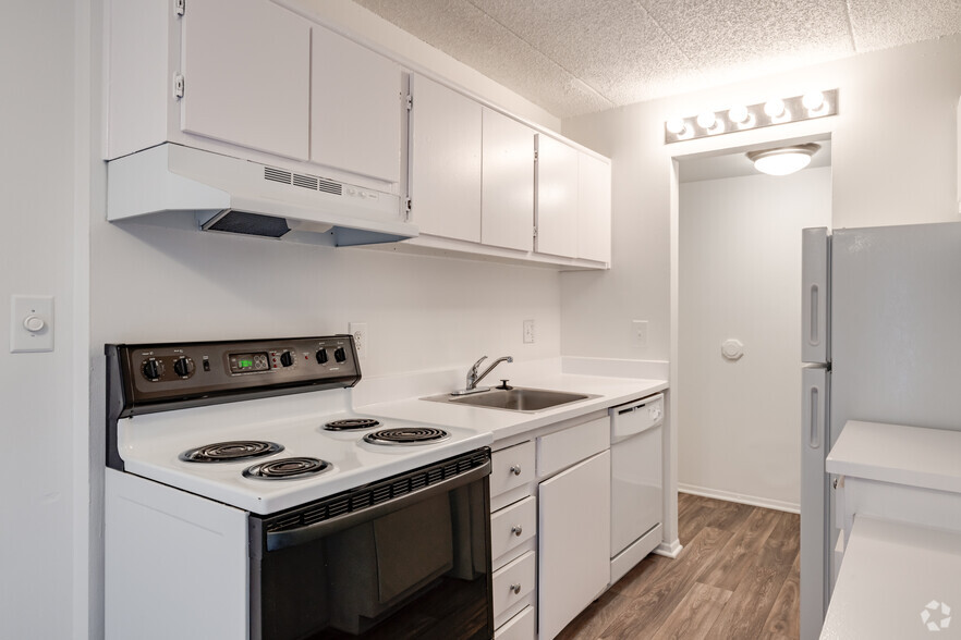 1BR, 1BA - 700SF - Riverside Village Apartments