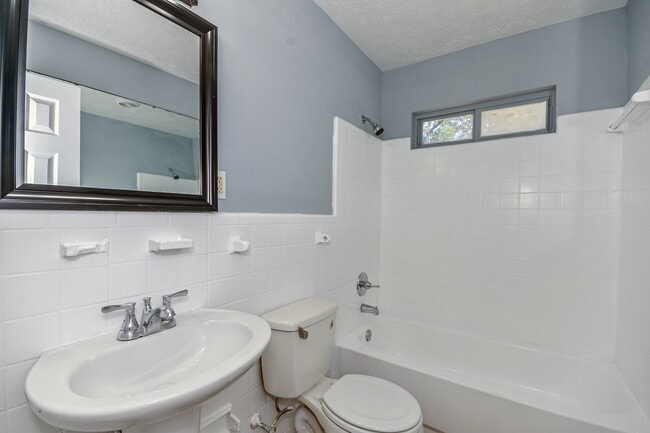 Building Photo - 928 Grenada Dr