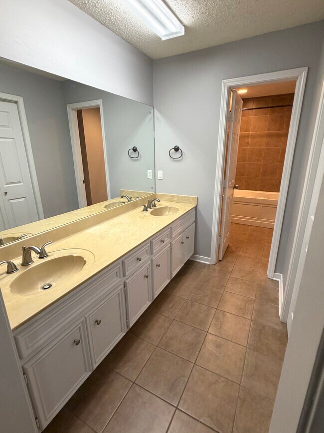 Building Photo - 1020 Mcdale Ln