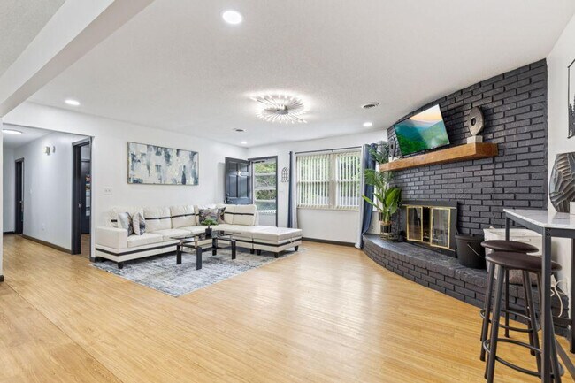 Building Photo - 400 Allensville Rd