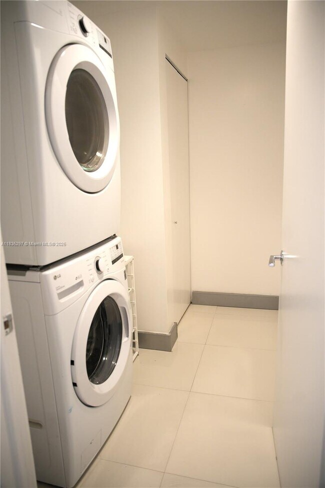 Building Photo - 2950 NE 188th St