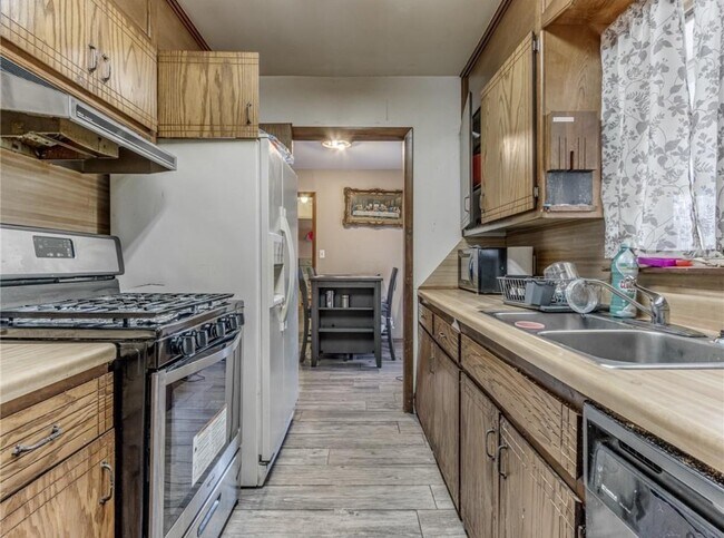 Building Photo - 2520 SW 45th St