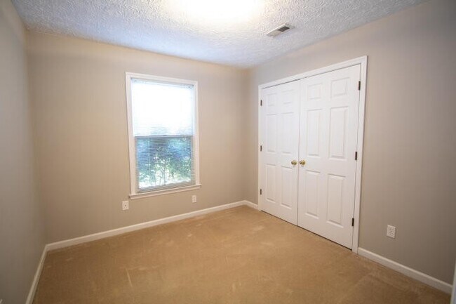 Building Photo - Knoxville 37922 - 3 bedroom, 2 bath with fenced-in yard - Call Susan Niedergeses (865) 300-4722