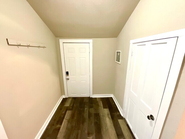 Building Photo - Spacious 2-Bedroom Home Steps from Restaur...