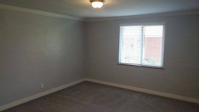 Building Photo - Near Patty Jewett Golf Course!