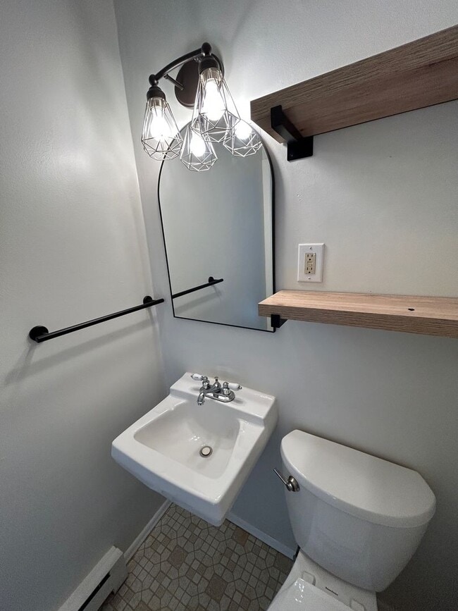 Building Photo - Kenilworth - Adorable 2 Bedroom House