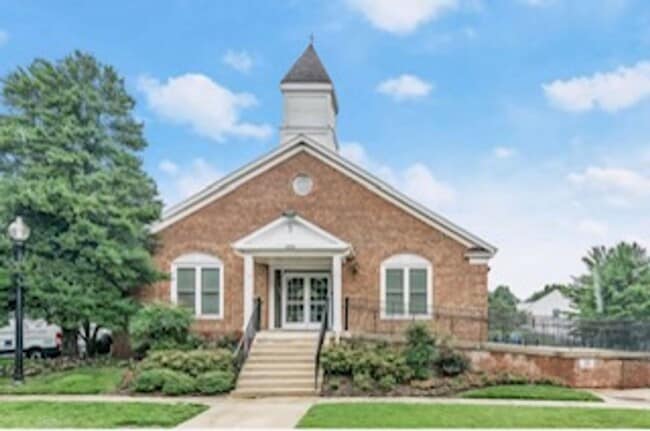 Building Photo - Spacious and Sunlit 2BR/2BA Condo with Por...