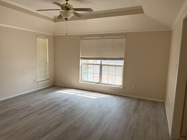 Building Photo - Nice, spacious 3 br, 2 Bath with major kit...