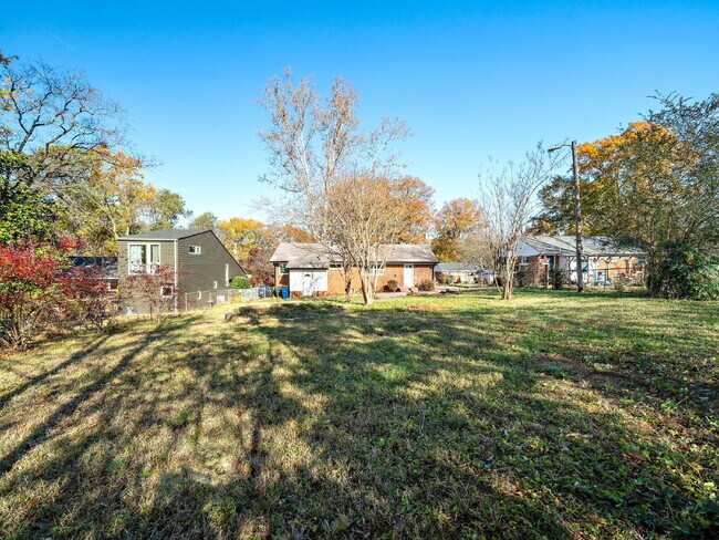 Building Photo - "Charming 3-Bed Home with Gleaming Hardwood Floors on Sheffield Road!"