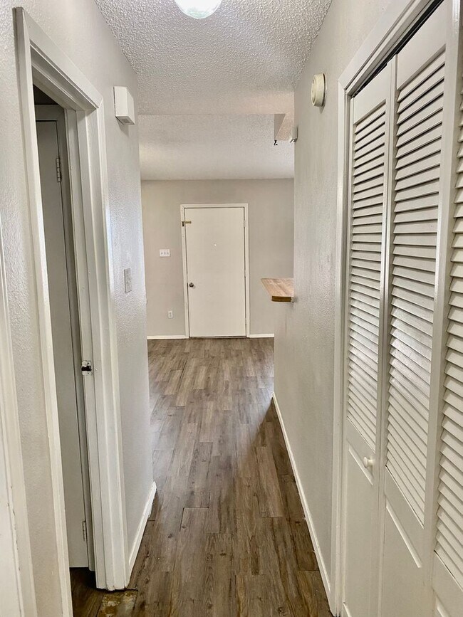 Building Photo - Cute Townhome in Downtown Granbury