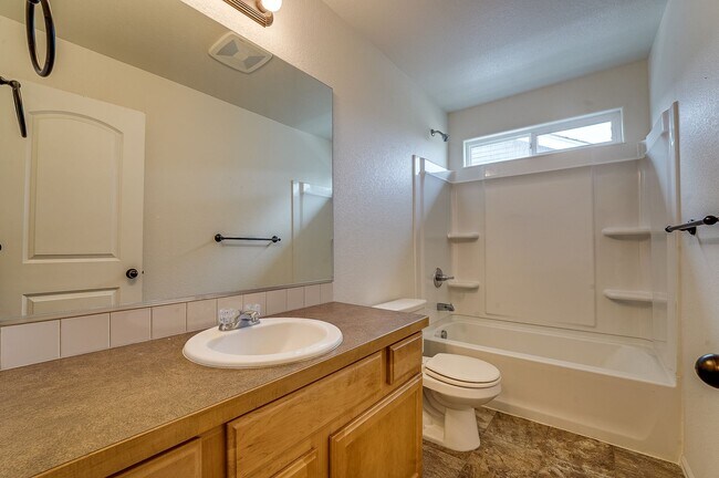 Building Photo - Beautiful 4 bed 3.5 Bath House in NE Fort Collins!