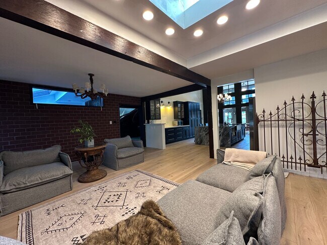 Building Photo - SPACIOUS MANSION WITH 2 PRIVATE ROOMS *FOR...