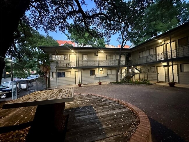 Building Photo - 803 W 28th St