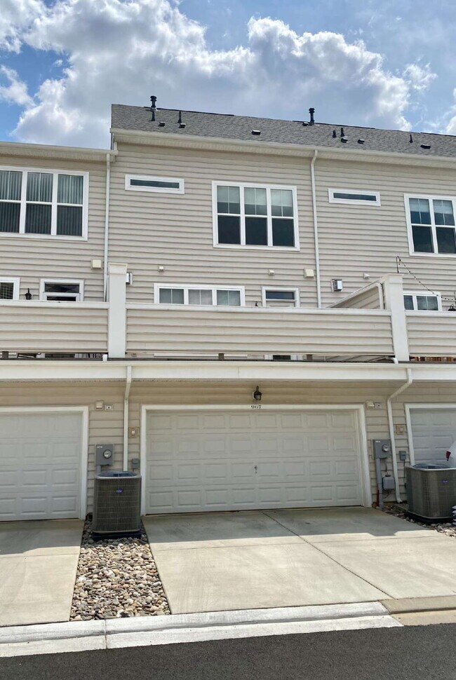 Building Photo - Luxury Townhome in Frederick