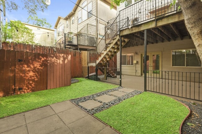 Building Photo - Live Near Memorial Park! Spacious 3BR with...