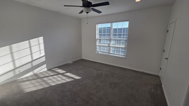 Building Photo - 4 bed 3 bath 2 car garage all maintenance provided townhome