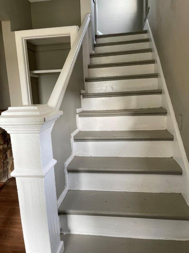 Building Photo - Charming 4 bed two story close to Plaza district!