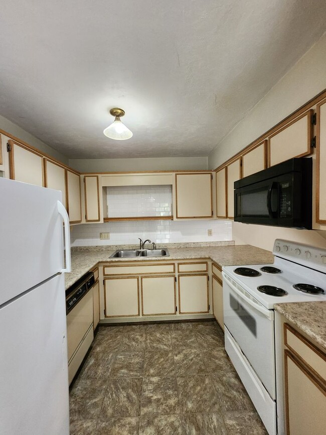 Building Photo - 3 bedroom town home for rent across from F...