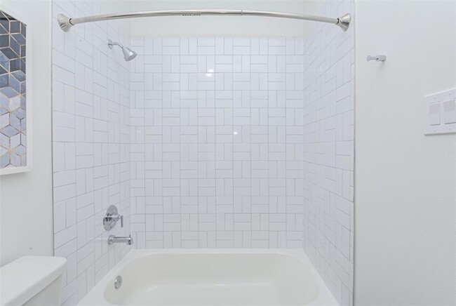 Building Photo - 1218 W 24th St