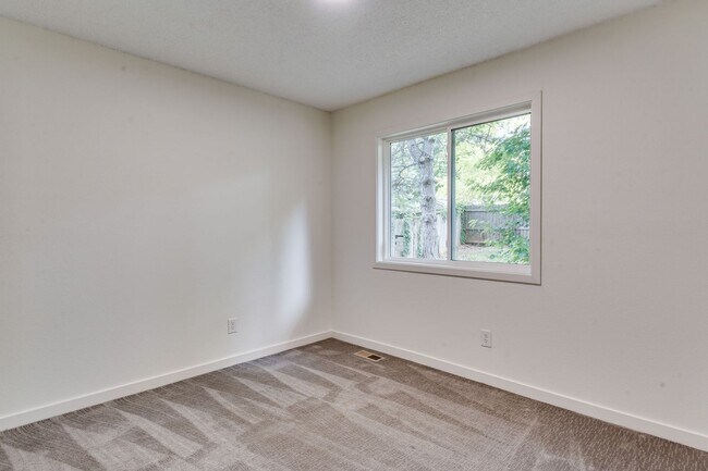 Building Photo - Completely renovated 4 bedroom, 3 bathroom...