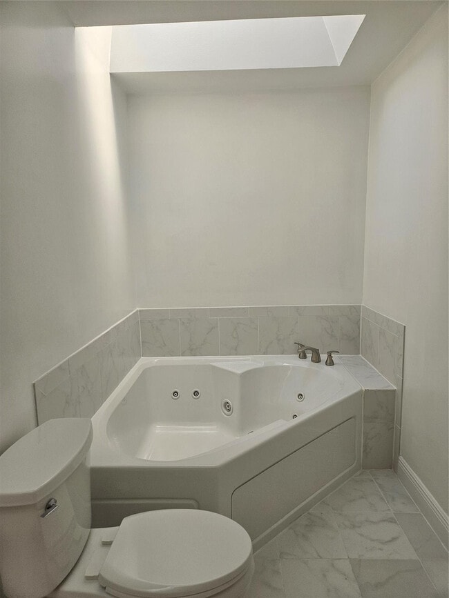 Building Photo - 633 Deer Crk Lk Pt S Ln