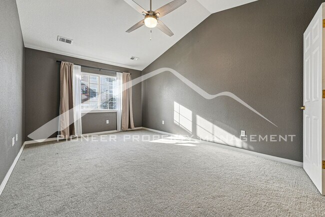 Building Photo - Updated Condo with Central AC!