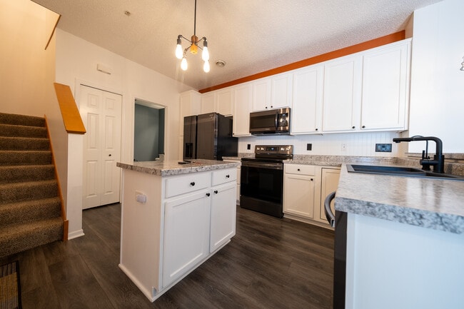 Building Photo - 4853 Bisset Ln