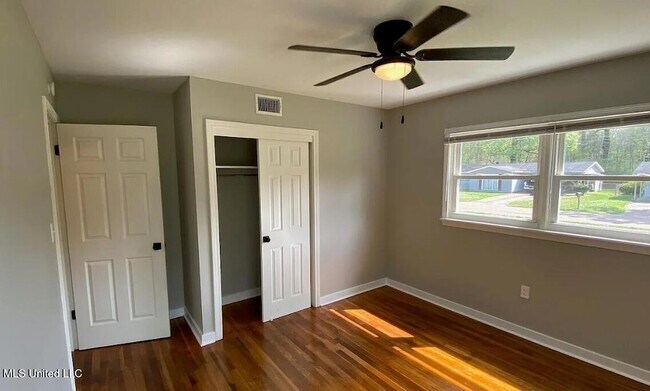 Building Photo - 160 Wildwood Cir