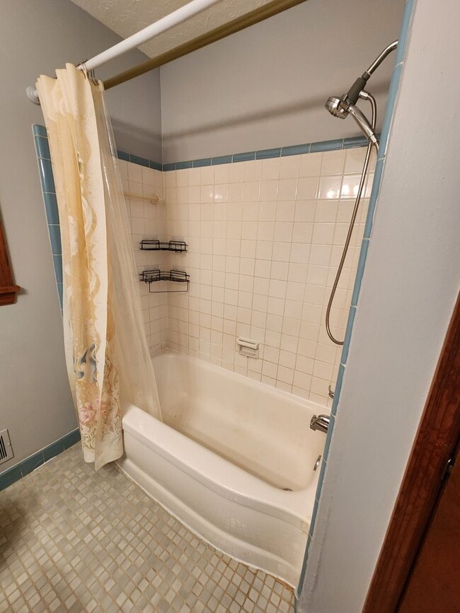 Building Photo - Beautiful 3 Bedroom 1 Bathroom Home