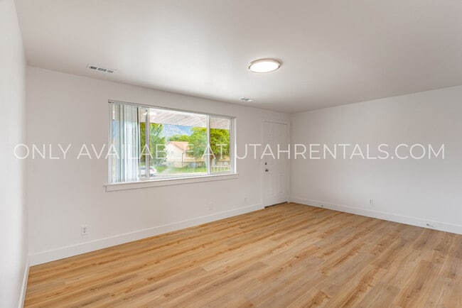 Building Photo - 1050 W 1050 S