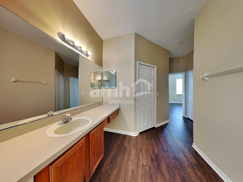 Building Photo - 9705 Bennington Chase Dr
