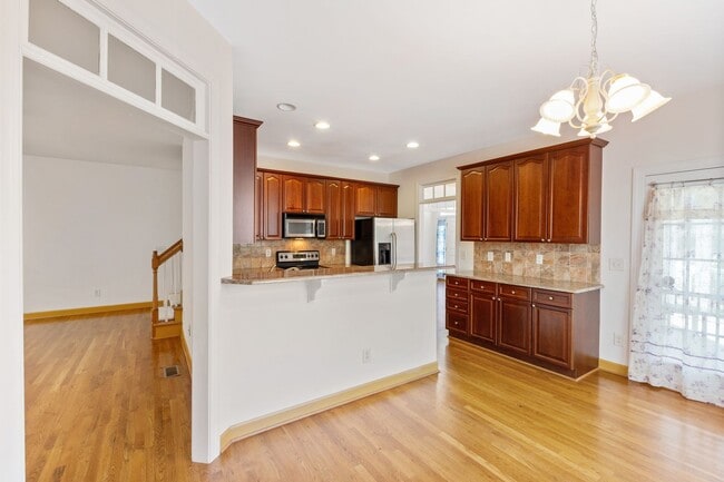 Building Photo - Exceptional 5-Bedroom Residence in the Hea...