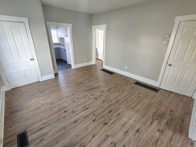 Building Photo - 515 Crawford St