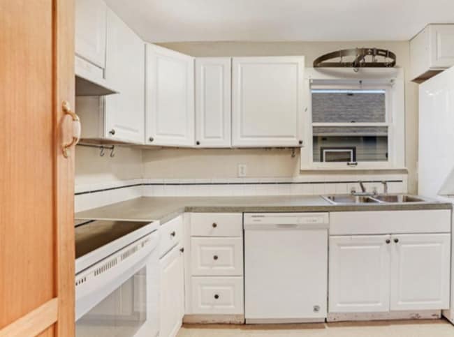 Building Photo - Updated 3br/2ba home with bonus room and fenced back yard in NE Sumner Neighborhood