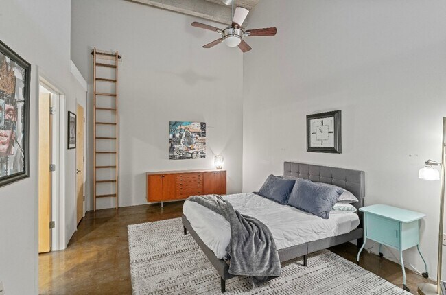 Building Photo - Fully Furnished 2 Bed / 2 Bath Modern Apar...