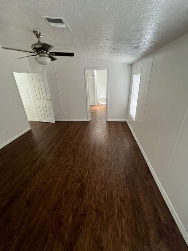Building Photo - Large 4 bedroom 2 bathroom mobile home
