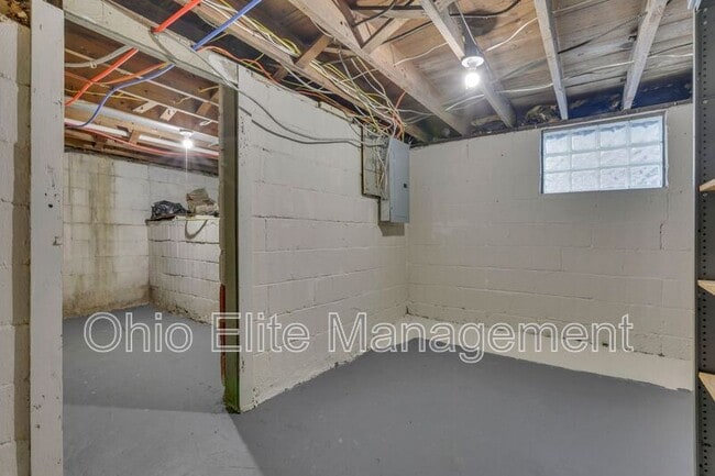 Building Photo - 807 E Deshler Ave