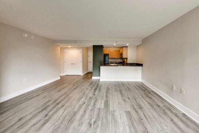 Building Photo - Well appointed Studio in PRIME location /All Utilities included