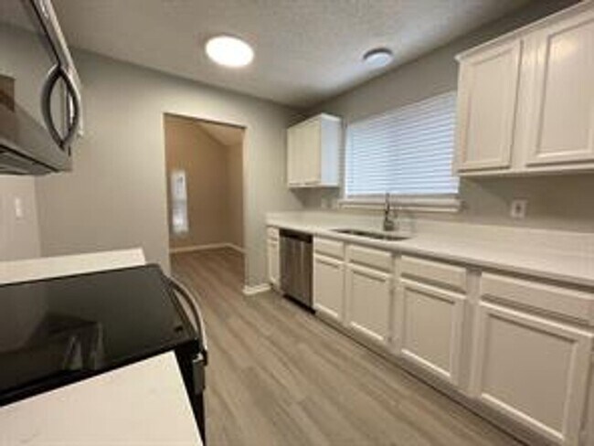 Building Photo - 10910 Red Cedar Dr
