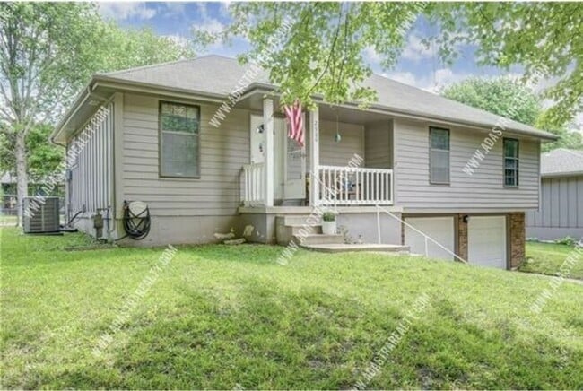 Building Photo - Gorgeous Blue Springs Home-Available in SEPTEMBER!!