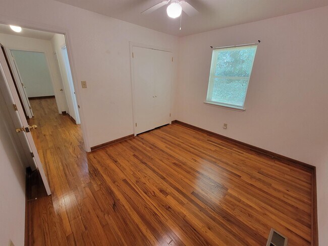 Building Photo - 1526 Highland Dr