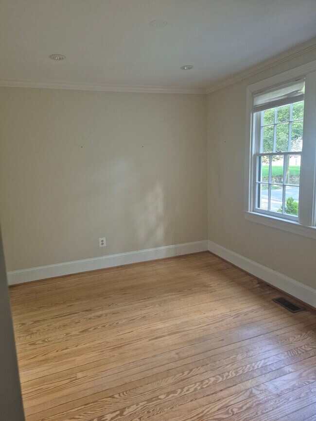 Building Photo - 9226 Fowler Ln