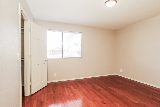 Building Photo - 1226 W Seashore Dr