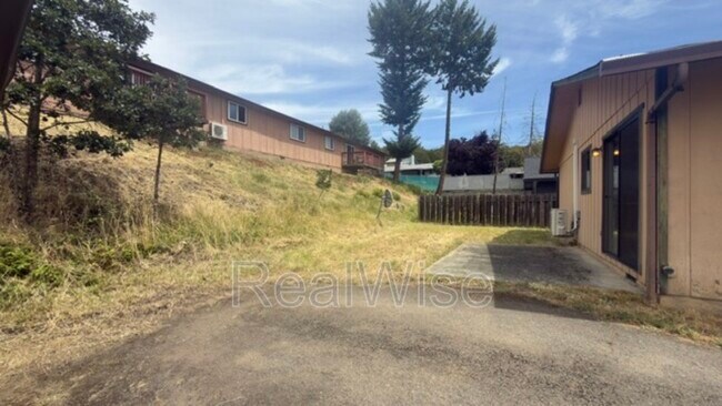 Building Photo - 1132 NE Barager Ave